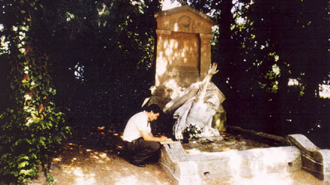 JJ Benítez en la tumba de Julio Verne (Francia).