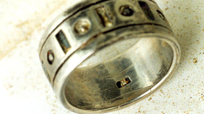 El anillo de plata.