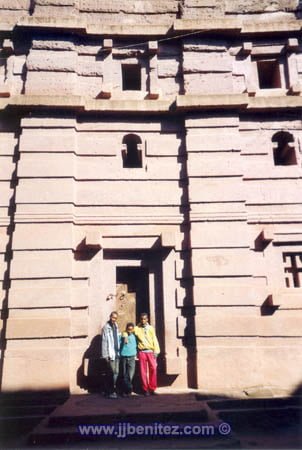 Bewunetu, en el centro, en la ciudad de La Libela