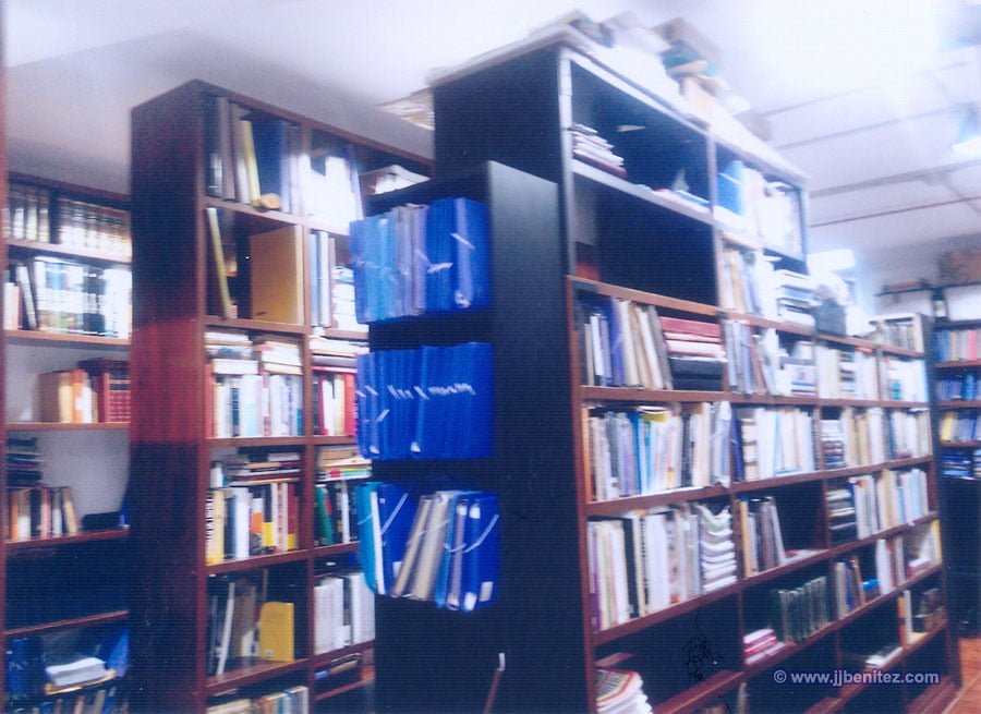 Biblioteca de J.J. Benítez en EL DUESO