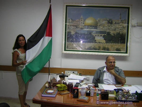 Blanca con la bandera palestina, junto a la mesa que utilizaba Arafat. (Foto: R.M. Paraíso)