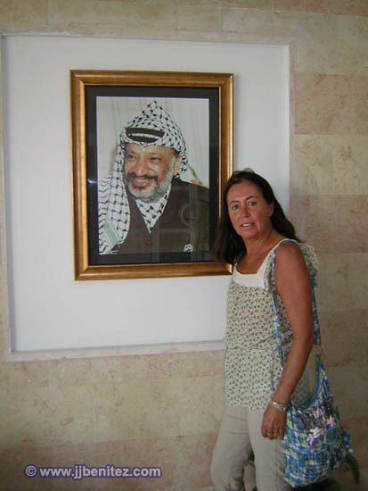 Blanca junto a una foto de Arafat. (Foto: R.M. Paraíso)