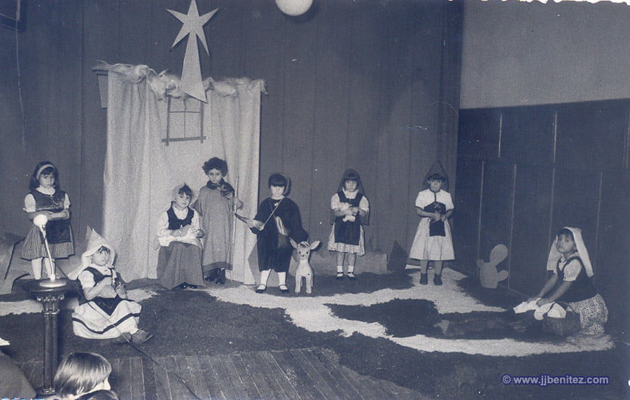 Lavando los pañales (primera por la derecha)