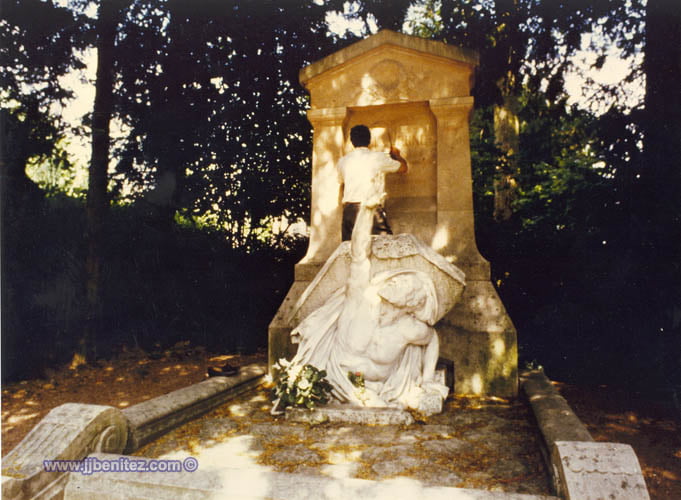 JJ Benítez en la tumba de Julio Verne.