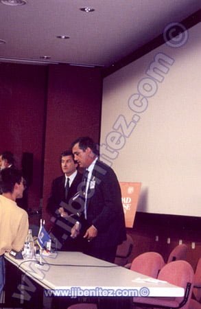 Juanjo Benítez y el teniente coronel de la Fuerza Aérea Española, Angel Bastida