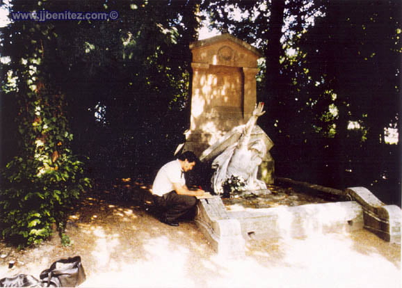 JJ Benitez en la tumba de Julio Verne (Francia).