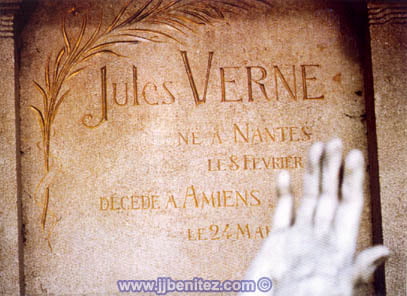 Leyenda funeraria en la tumba de Julio Verne.