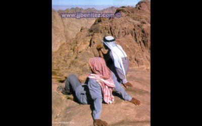 Una caja de madera y oro