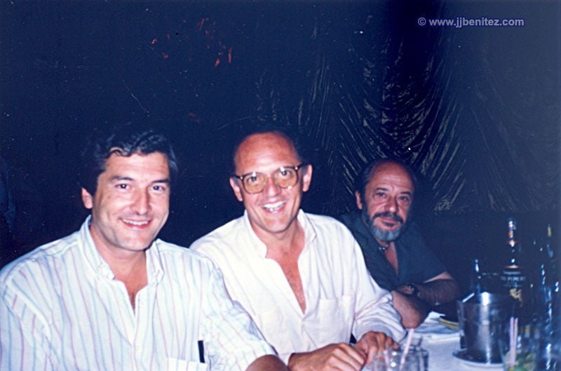 Fernando Jiménez del Oso, Carlos Puerto y Juanjo Benítez, en el rodaje de 1989.
