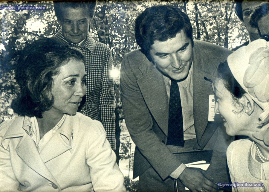 S.M. La Reina Doña Sofía y J. J. Benítez.